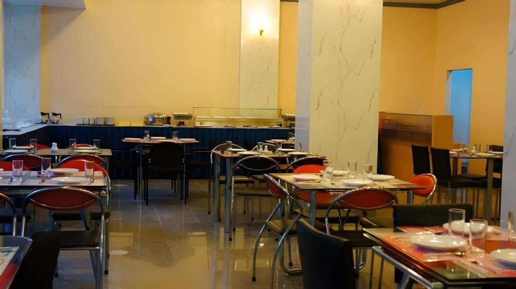 J Two S Pratunam Hotel Бангкок Экстерьер фото