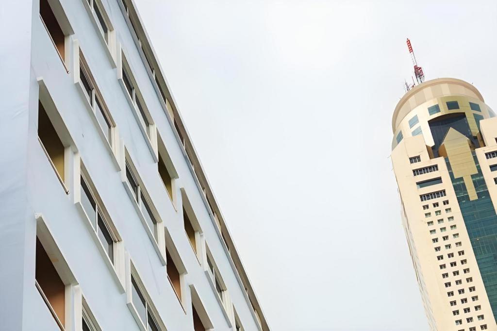 J Two S Pratunam Hotel Бангкок Экстерьер фото