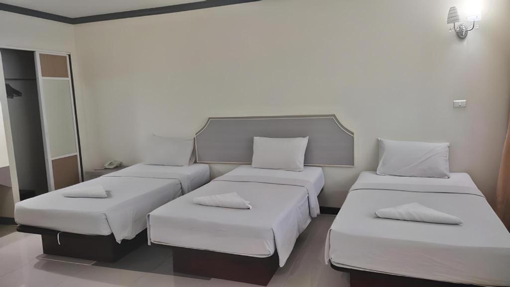 J Two S Pratunam Hotel Бангкок Экстерьер фото
