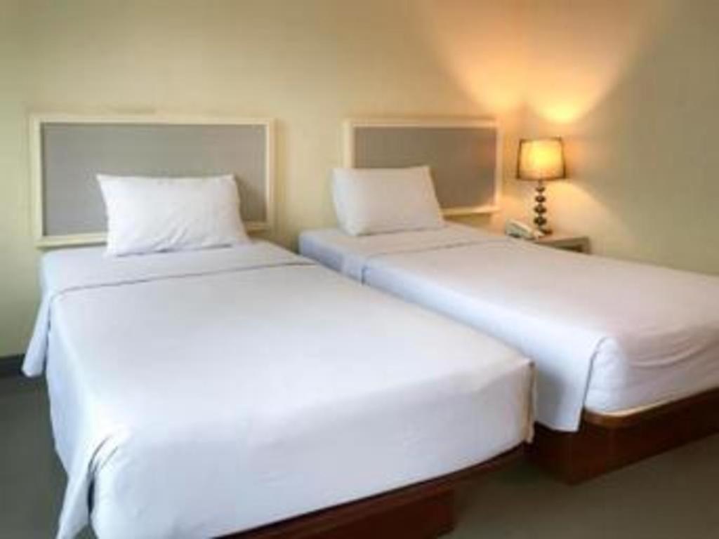 J Two S Pratunam Hotel Бангкок Экстерьер фото