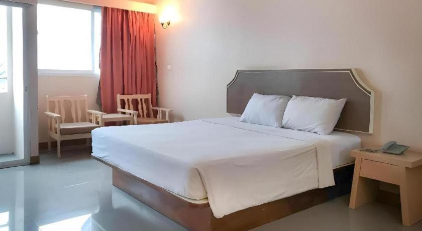 J Two S Pratunam Hotel Бангкок Экстерьер фото