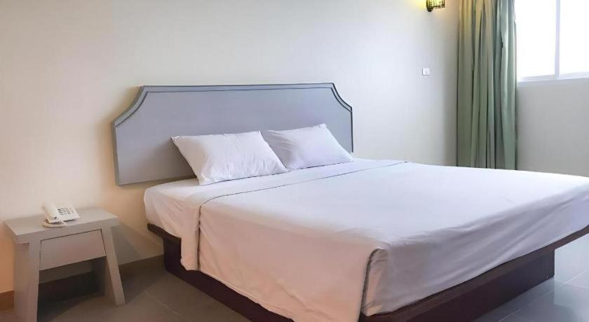 J Two S Pratunam Hotel Бангкок Экстерьер фото