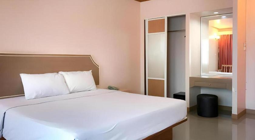 J Two S Pratunam Hotel Бангкок Экстерьер фото