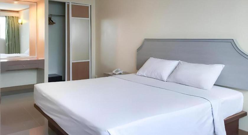 J Two S Pratunam Hotel Бангкок Экстерьер фото