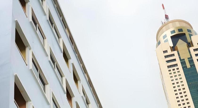 J Two S Pratunam Hotel Бангкок Экстерьер фото
